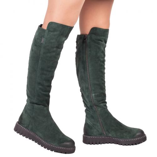 Что носить с ботфортами без каблука. Особенности и преимущества