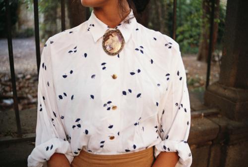 Какие стили украшений можно использовать для женской рубашки. Какую бижутерию надеть с рубашкой