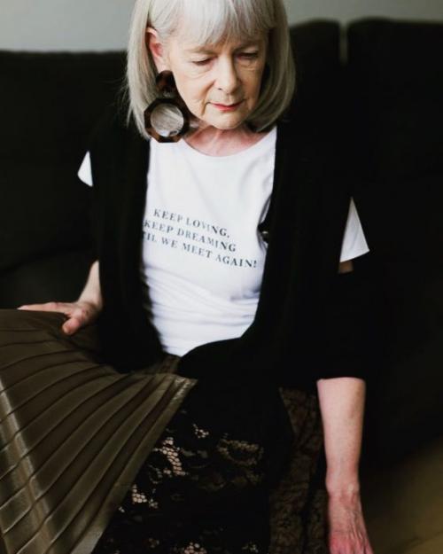 Какие материалы и фасоны одежды могут быть подходящими для женщин старше 60 лет. Как одеваться в 60, чтобы не называли старушкой: 7 недорогих вещей на лето