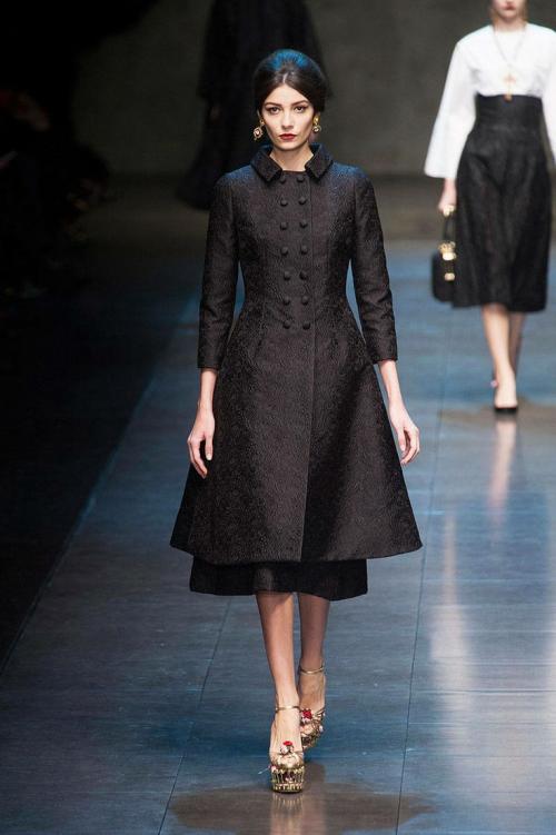 Как и с чем носить женское приталенное пальто. С чем носить женское пальто? 10