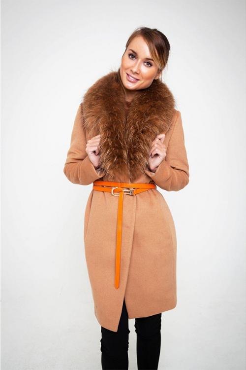 С чем носить зимнее пальто с мехом. Зимнее пальто с меховым воротником — модные фасоны и модели