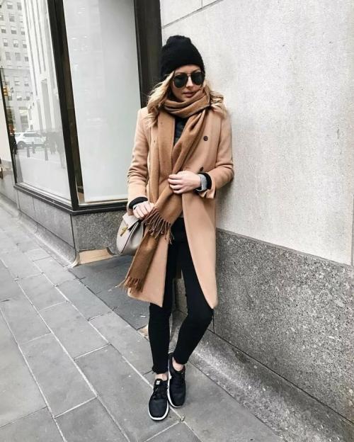 Бежевое пальто с какой шапкой носить. Выбираем шапку под бежевое пальто