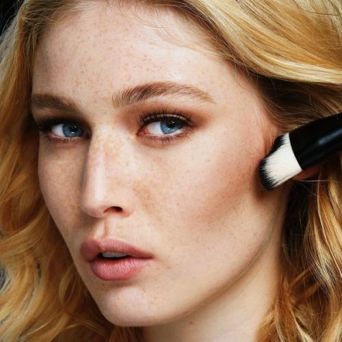 Какой цвет румян выбрать по цвету глаз. Какие цвета румян подходят блондинкам?