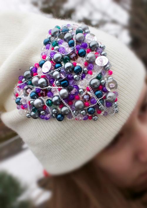 Шапки с украшениями: простые способы создания 11