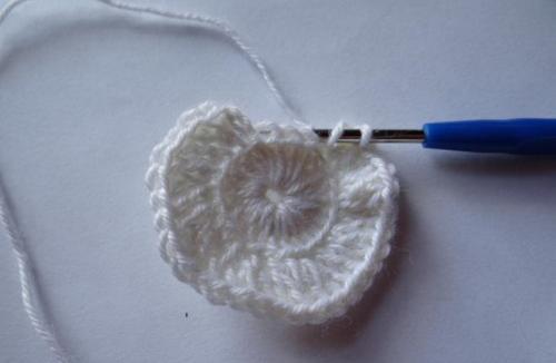 Крючком на шапку: простые и эффектные украшения 02