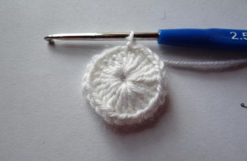 Крючком на шапку: простые и эффектные украшения 01