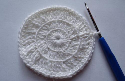 Крючком на шапку: простые и эффектные украшения 03