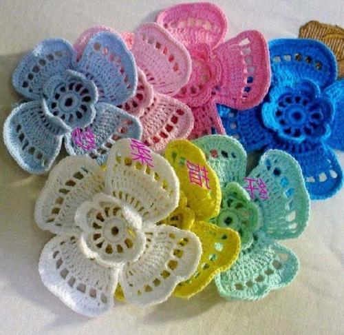 Можно ли сделать вязаные ЦВЕТЫ из любого материала. Схемы и описание вязания простых красивых цветов крючком