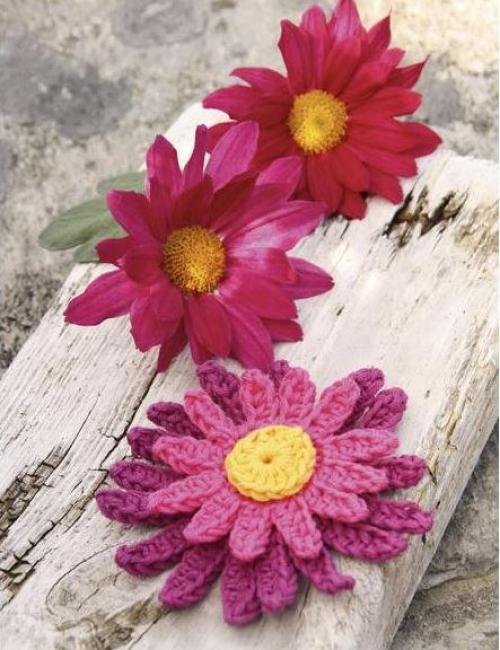 Вязаные цветы: новый тренд в украшении шапок 12 Вязаные цветы: новый тренд в украшении шапок 12