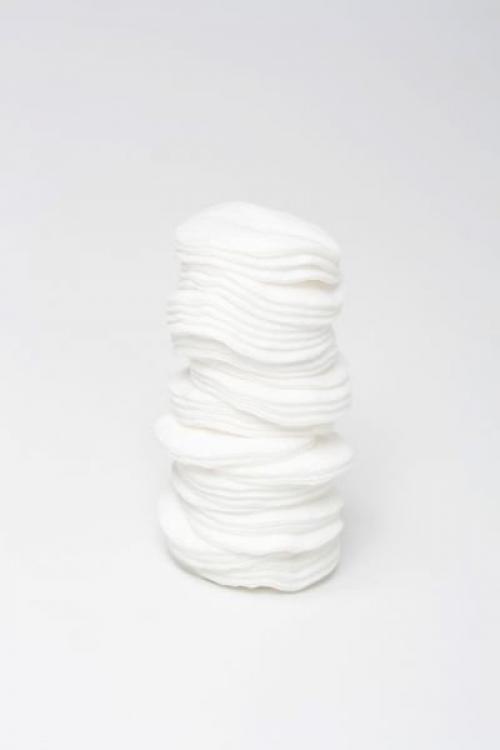 Можно ли смывать макияж водой. Как правильно смывать макияж? Полезные советы