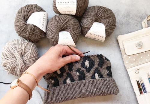 Какие цвета и материалы лучше всего использовать для вязания украшений на шапки. Выбор пряжи
для шапки: основные критерии