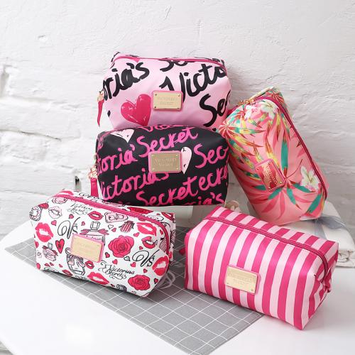 Полный набор косметики для макияжа список. Полный список средств, которые должны быть в косметичке каждой девушки