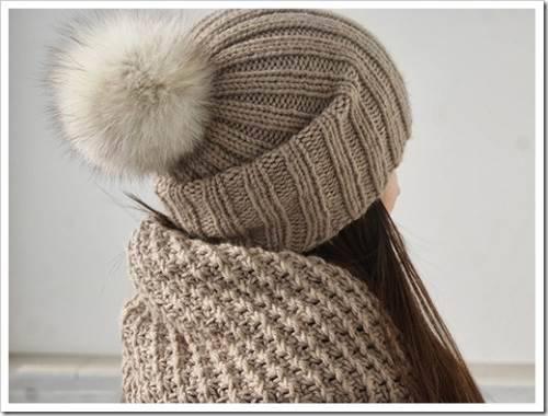 Как добавить декоративный помпон на верх вязаной шапки. Как пришить помпон к шапке?