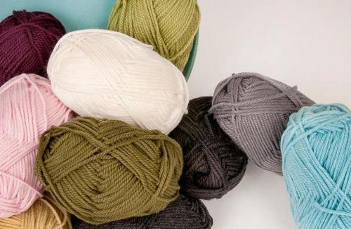 Какие материалы лучше всего подходят для украшения верха вязаной шапки. Виды пряжи,
плюсы и минусы