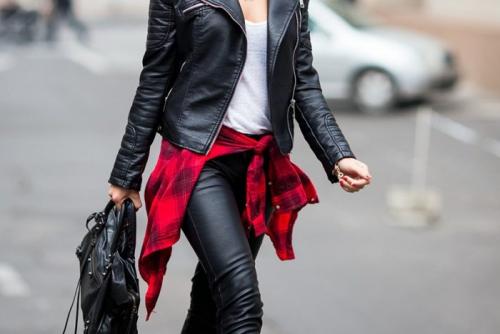 С чем носить кожаные леггинсы зимой. Модные зимние образы с кожаными леггинсами