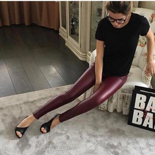 С чем носить кожаные лосины. С чем носить кожаные модные леггинсы, трендовые образы 2022 и советы стилистов