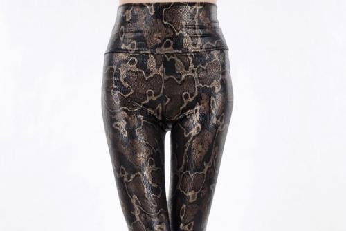 С чем носить кожаные леггинсы зимой. Модные зимние образы с кожаными леггинсами