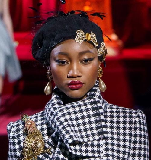 Какие сейчас модные тенденции в брошах для шапок? (What are the current trends in brooches for hats?). Стильная осень. Как выбирать броши для шапок и беретов