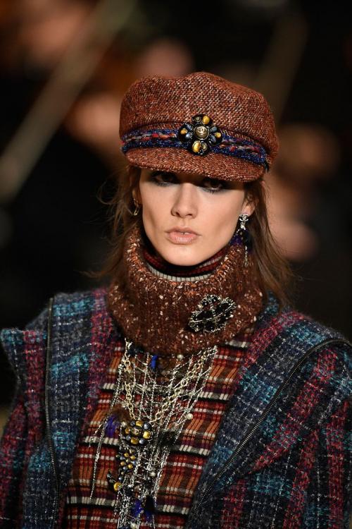 Какие сейчас модные тенденции в брошах для шапок? (What are the current trends in brooches for hats?). Стильная осень. Как выбирать броши для шапок и беретов