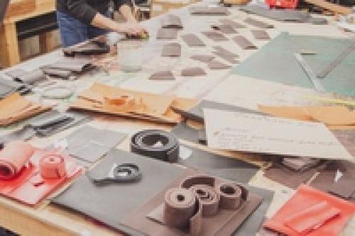 Мастер-класс: Как связать красивые украшения для шапок крючком 09