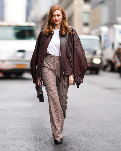 С чем носить коричневую куртку женщинам. С чем модно носить коричневую кожаную куртку в 2021