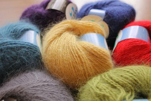 Как выбрать цвет и текстуру пряжи для украшения шапки спицами. Виды пряжи,
плюсы и минусы