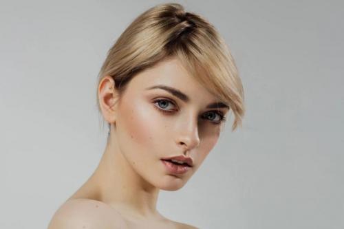 Челка-шторка на маленький лоб: модная прическа 2024 года 03 Челка-шторка на маленький лоб: модная прическа 2024 года 03