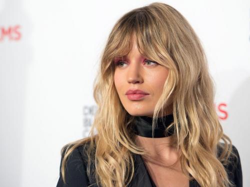 Удлиненная челка-шторка 2025: главный хит сезона 01