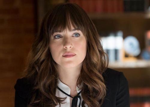 Что такое челка-шторка 2025 и почему она становится популярной. Трендовая челка-шторка, как у Джей Ло: как носить и укладывать