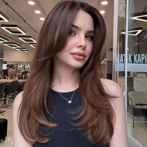 Подходит ли чёлка-шторка для кудрявых волос. Челка шторка: кому идет, как стричь (фото)