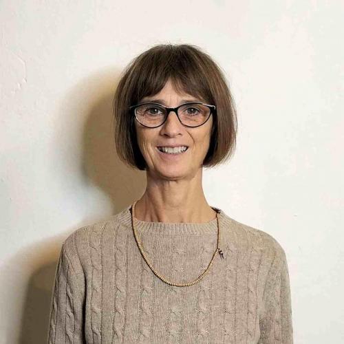 Челка-шторка для высокого лба: модная тенденция или вечный стиль 05 Челка-шторка для высокого лба: модная тенденция или вечный стиль 05