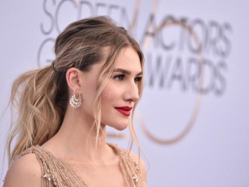 Челка шторка на две стороны: преимущества и особенности 11