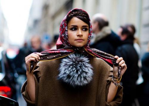 Как выбрать платок, который будет одновременно теплым и стильным. Как носить платок зимой: стильная альтернатива шапке