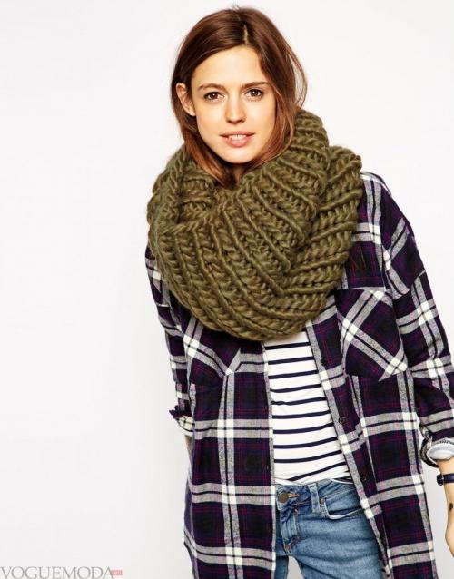 Как носить шарф-хомут с курткой с капюшоном. Модные цвета и материалы шарфа-хомута