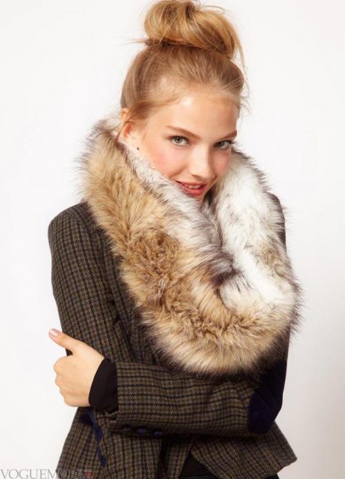 Как носить шарф-хомут с курткой с капюшоном. Модные цвета и материалы шарфа-хомута