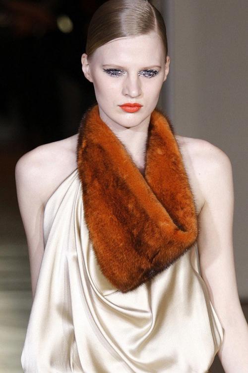 Как носить шарф-хомут с курткой с капюшоном. Модные цвета и материалы шарфа-хомута