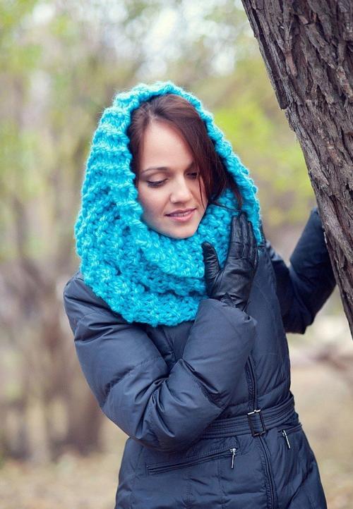 Как носить шарф-хомут с курткой с капюшоном. Модные цвета и материалы шарфа-хомута