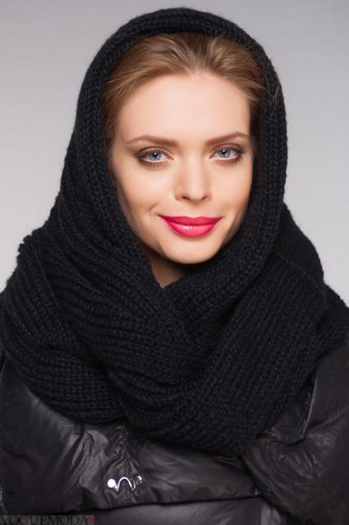 Как носить шарф-хомут с курткой с капюшоном. Модные цвета и материалы шарфа-хомута