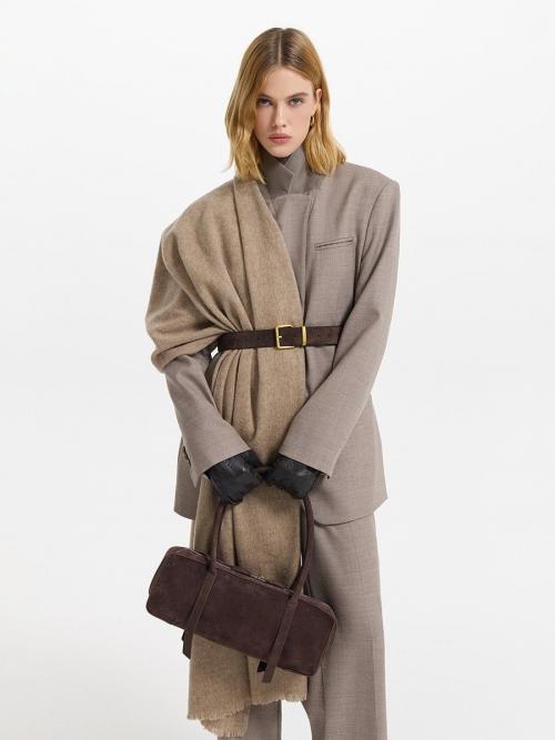 Как выбрать подходящий шарф для разных стилей одежды в 2025 году. Что в тренде сейчас?