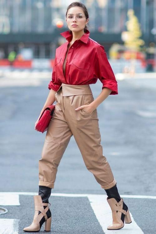 С чем носить Кожаные брюки в 2021. Хит! 2021 Кожаные брюки: купить и носить! 05