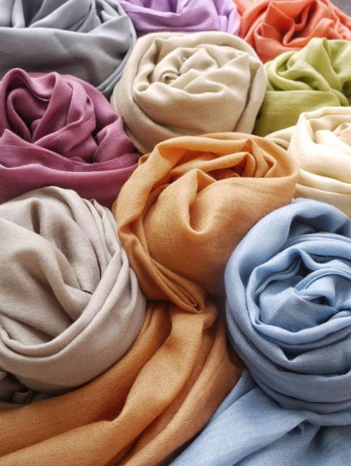 Из какого материала лучше выбирать шарф для летнего наряда. Из какого материала лучше покупать шарф