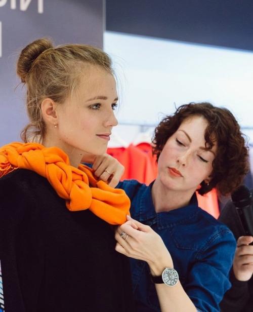 Как носить палантин с платьем. Как выбрать палантин фото