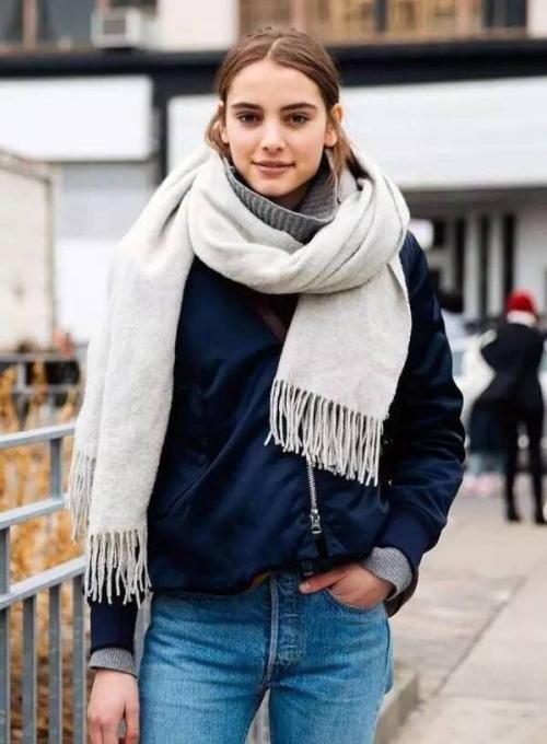 Как носить шарф с пальто 2022. Как правильно сочетать шарф с курткой