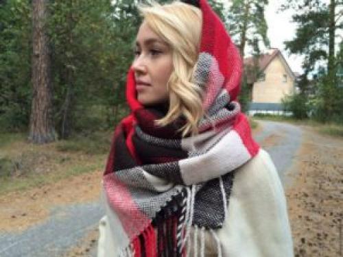 Палантин на голову зимой. Как носить палантин на голове с пальто