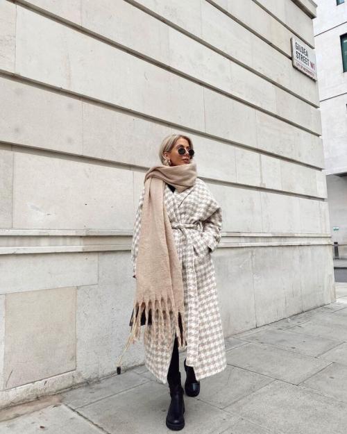 Модные палантины для зимы 2023-2024 года. Модные женские шарфы 2023—2024 года: тенденции и новинки 08 Модные палантины для зимы 2023-2024 года. Модные женские шарфы 2023—2024 года: тенденции и новинки 08