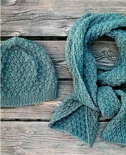 Фото модных вязаных шапок для женщин 50 лет. Шапка и шарф для женщин. Описание вязания шапки из альпаки 02