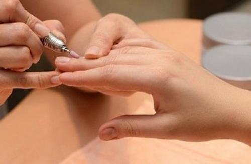 Отслойки на ногтях гель-лаком. Ошибки в технологии маникюра