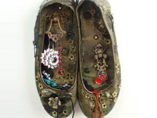 Как сделать уникальные цветочные горшки из старой обуви: идеи и советы 03