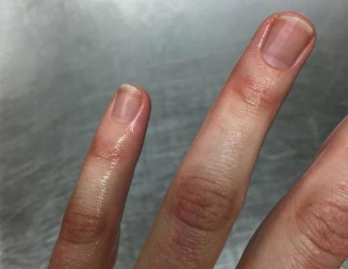 Гель лак на ТОНКИХ влажных ногтях 2 СПОСОБА. Как сделать стойкий маникюр на влажных руках 07