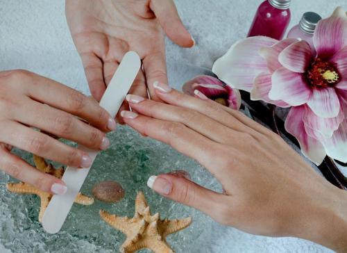 Гель лак на ТОНКИХ влажных ногтях 2 СПОСОБА. Как сделать стойкий маникюр на влажных руках 02